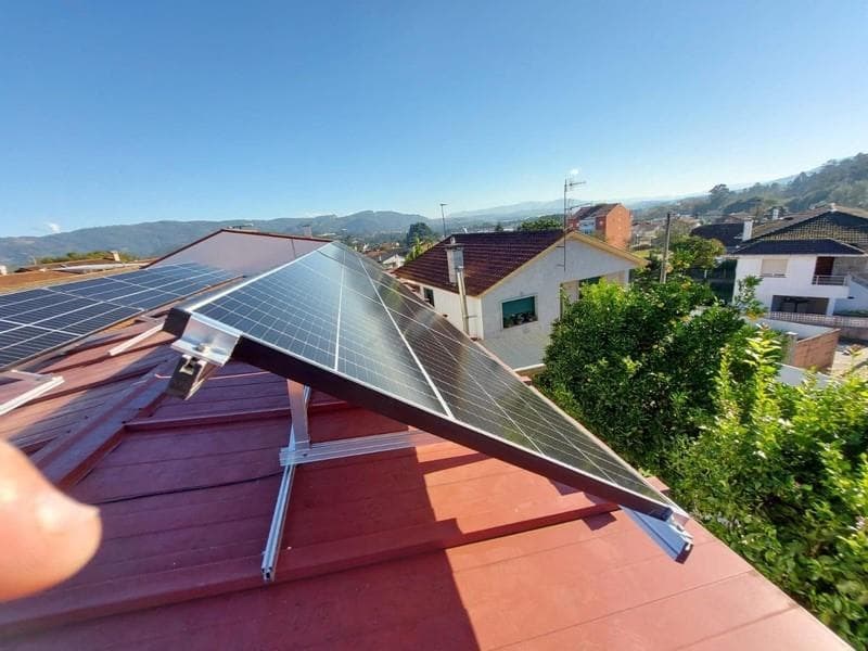 ¿Cómo la energía solar puede complementar y mejorar sistemas que usan energías no renovables?
