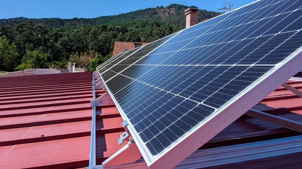 ¿Cuáles son los beneficios de la energía solar fotovoltaica?