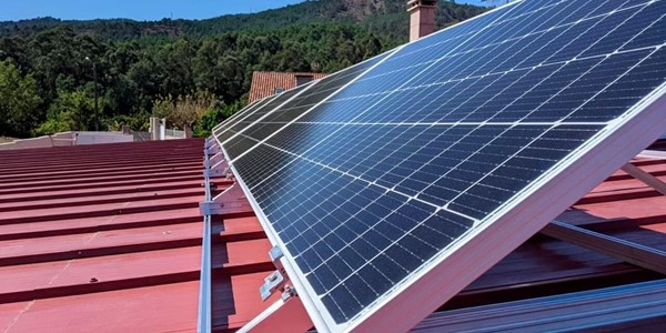 ¿Cuáles son los beneficios de la energía solar fotovoltaica?