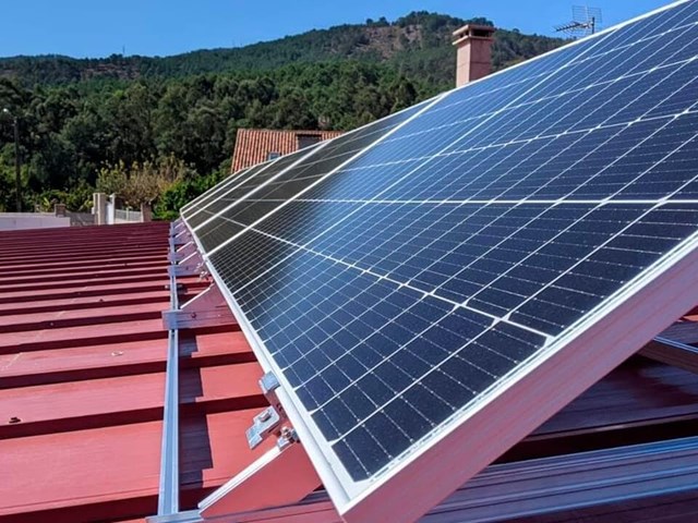 ¿Cuáles son los beneficios de la energía solar fotovoltaica?