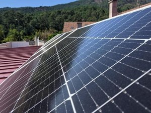 Instalación de energía solar fotovoltaica: proceso y consideraciones técnicas